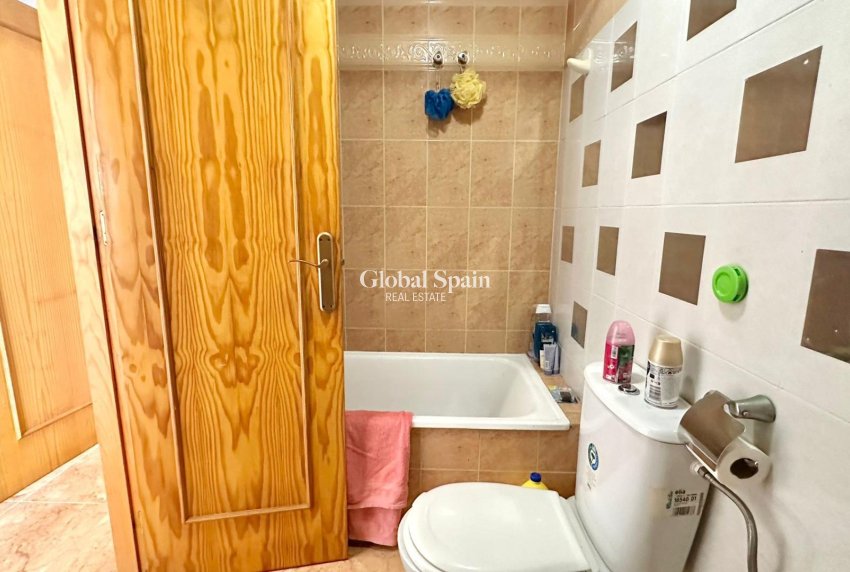 Wederverkoop - APPARTEMENT -
TORREVIEJA - El limonar