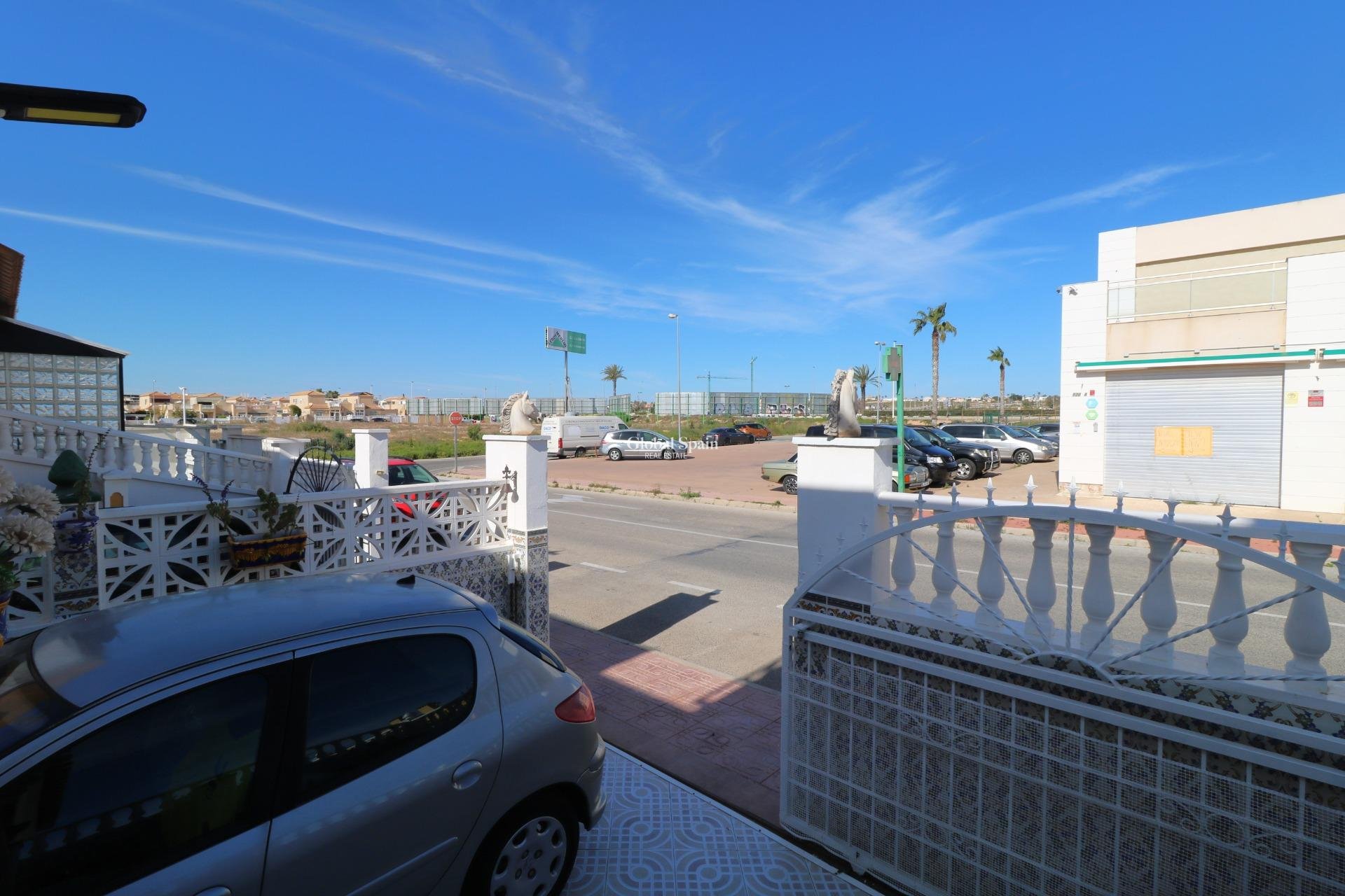 Wederverkoop - APPARTEMENT -
TORREVIEJA - El limonar