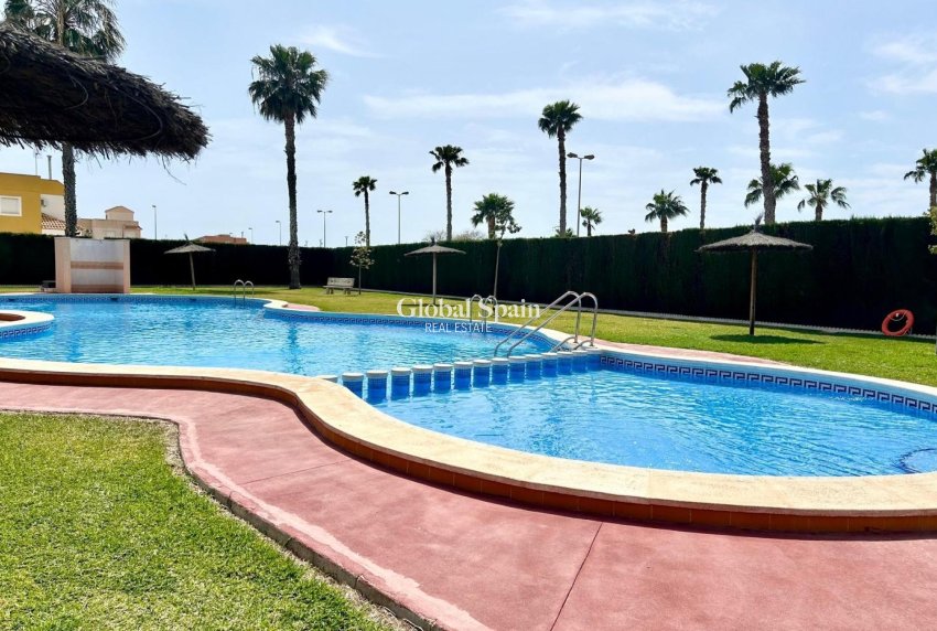 Wederverkoop - APPARTEMENT -
TORREVIEJA - El limonar