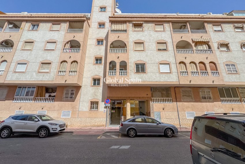 Wederverkoop - APPARTEMENT -
TORREVIEJA - El molino