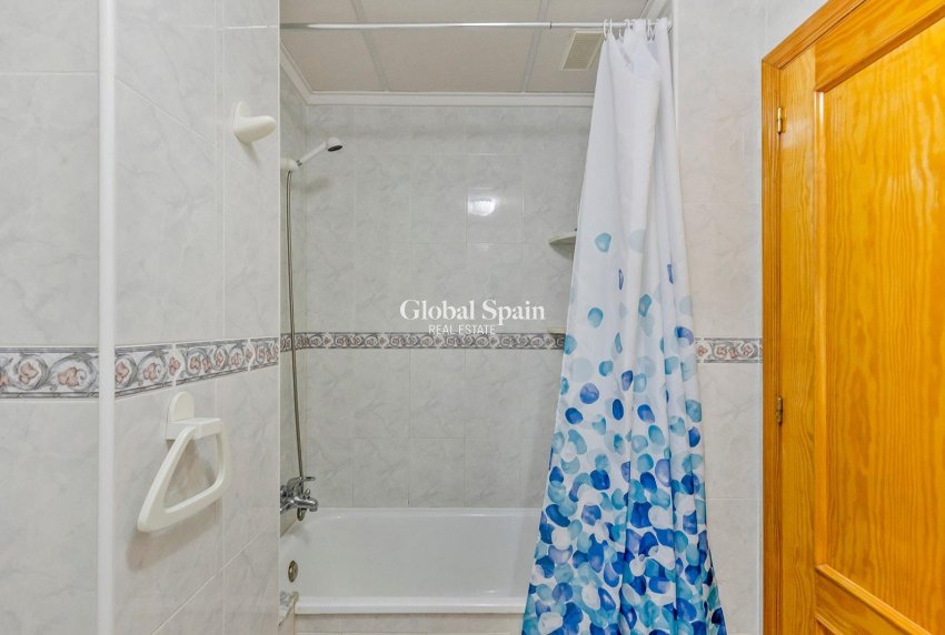 Wederverkoop - Appartement -
TORREVIEJA - Estacion de autobuses