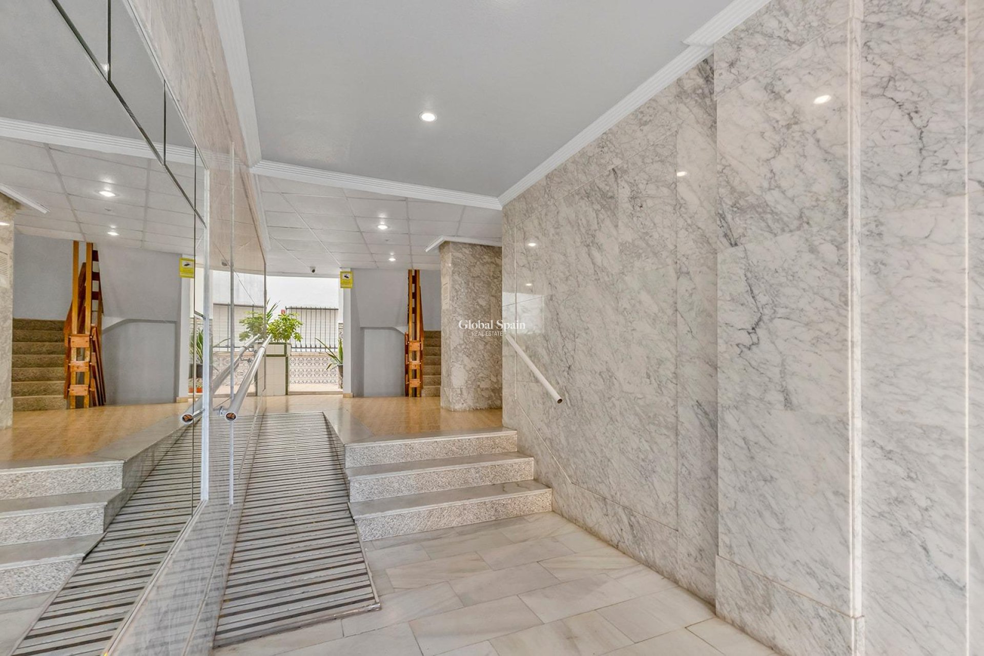 Wederverkoop - Appartement -
TORREVIEJA - Estacion de autobuses