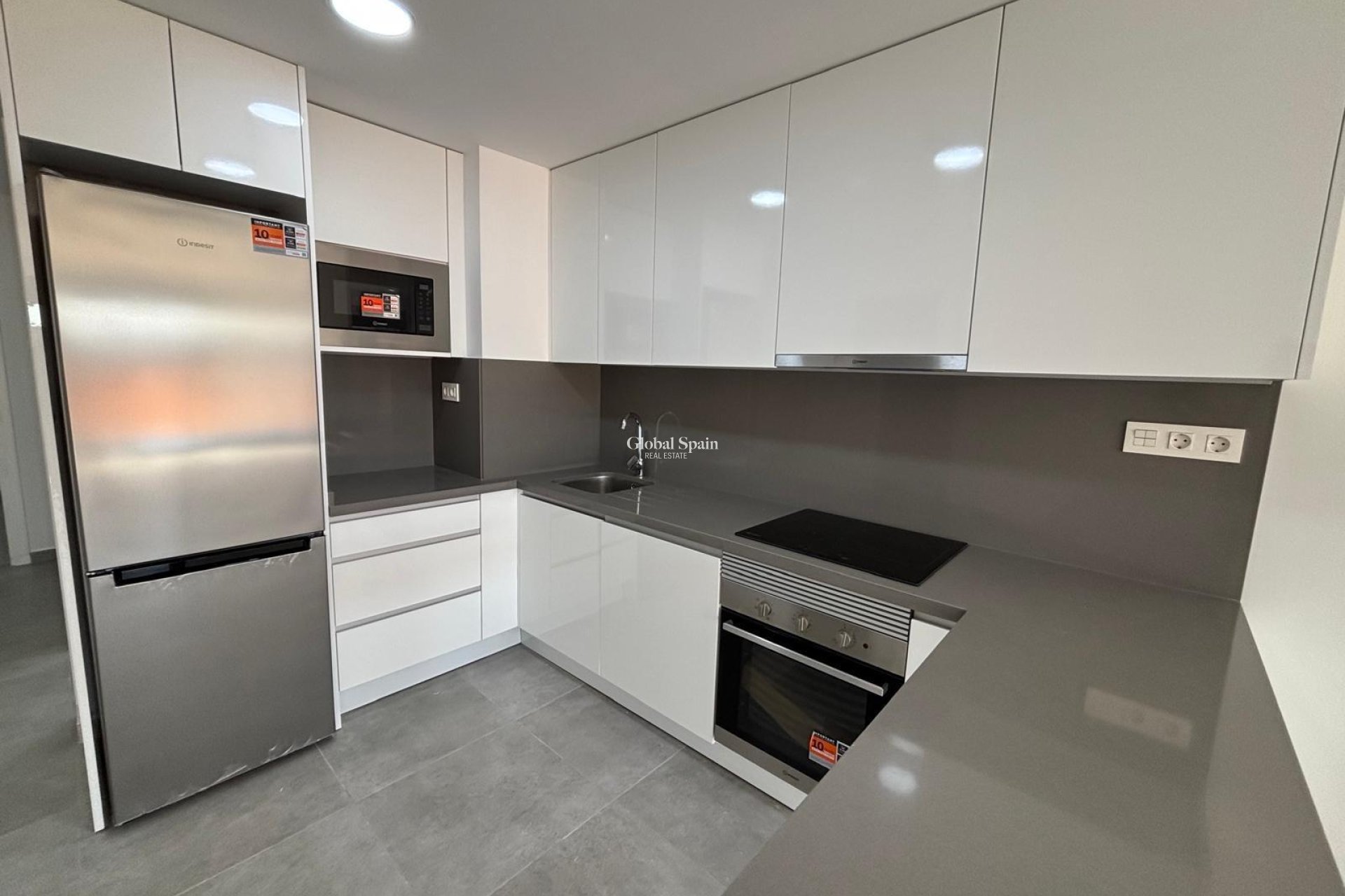 Wederverkoop - APPARTEMENT -
TORREVIEJA - Estacion de autobuses