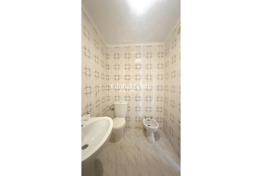 Wederverkoop - APPARTEMENT -
TORREVIEJA - Estacion de autobuses