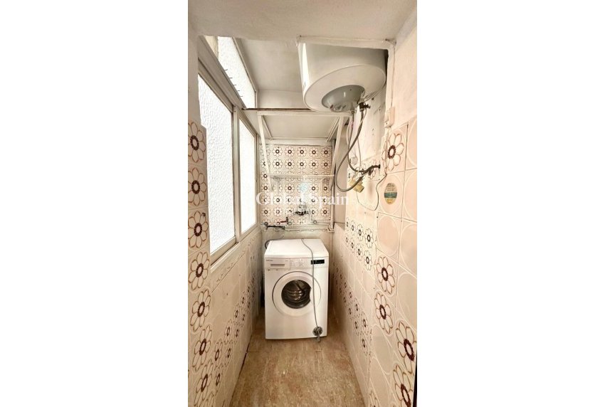 Wederverkoop - APPARTEMENT -
TORREVIEJA - Estacion de autobuses