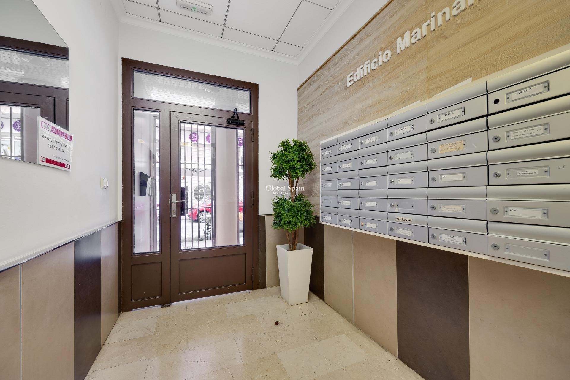 Wederverkoop - APPARTEMENT -
TORREVIEJA - Estacion de autobuses