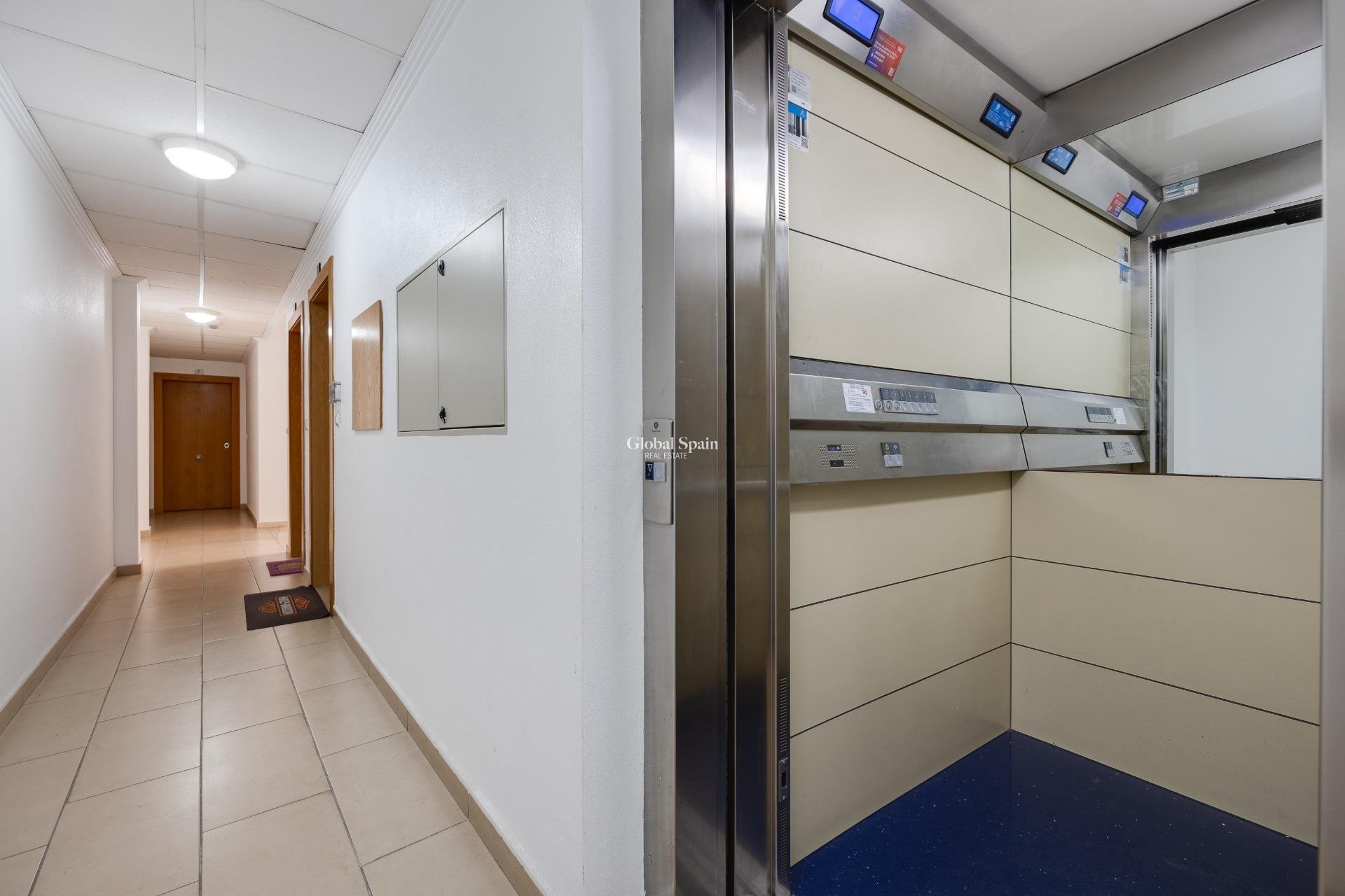 Wederverkoop - APPARTEMENT -
TORREVIEJA - Estacion de autobuses