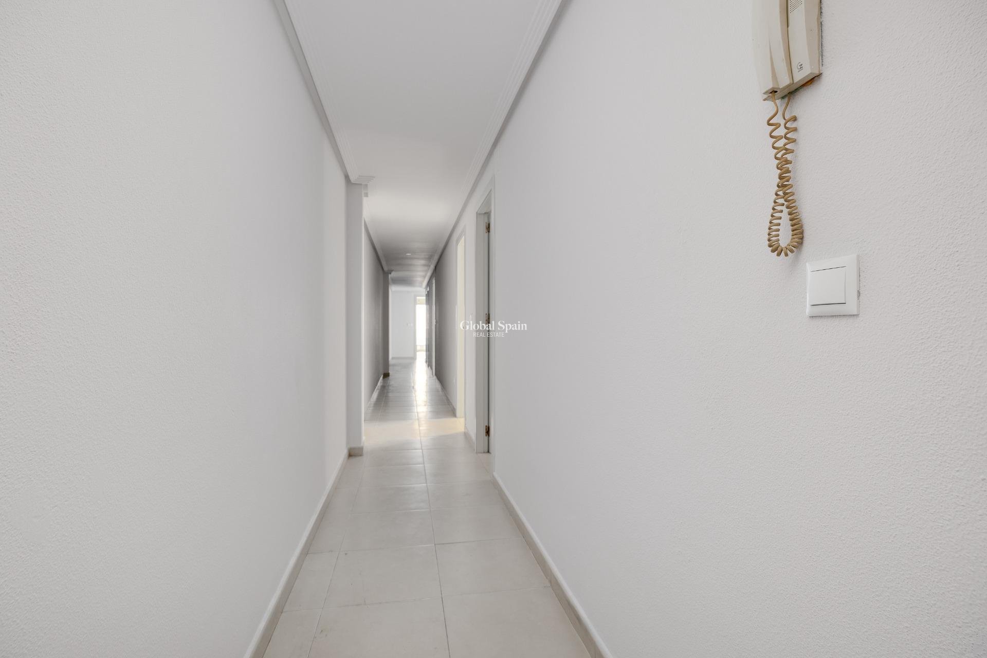 Wederverkoop - APPARTEMENT -
TORREVIEJA - Estacion de autobuses