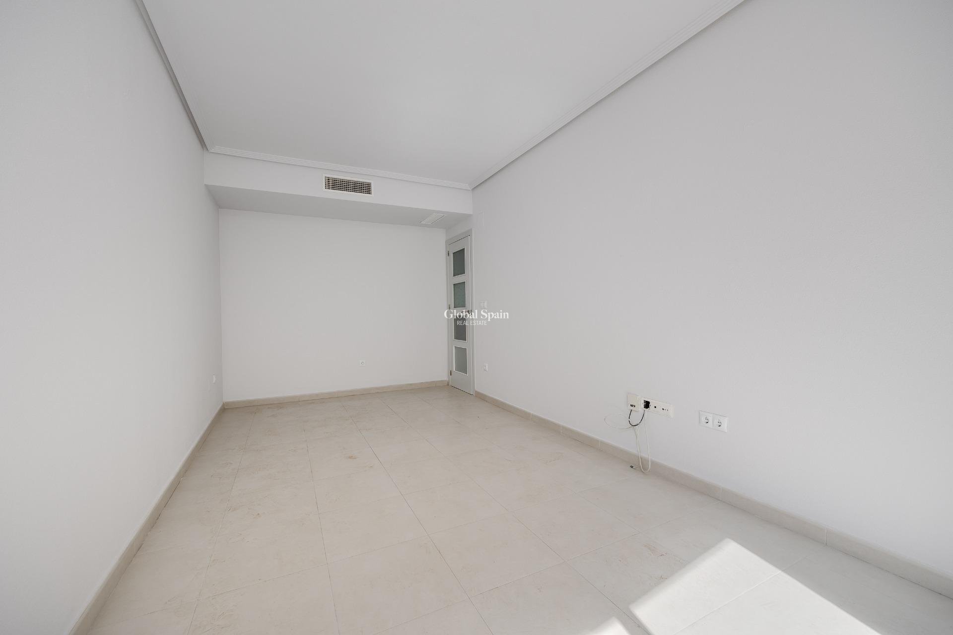 Wederverkoop - APPARTEMENT -
TORREVIEJA - Estacion de autobuses