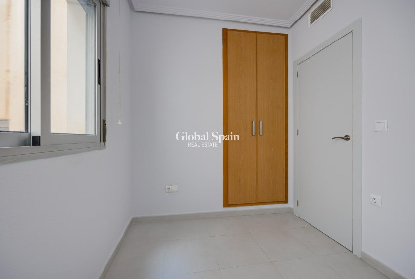 Wederverkoop - APPARTEMENT -
TORREVIEJA - Estacion de autobuses