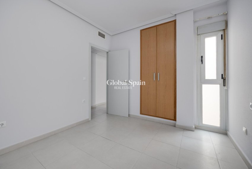 Wederverkoop - APPARTEMENT -
TORREVIEJA - Estacion de autobuses