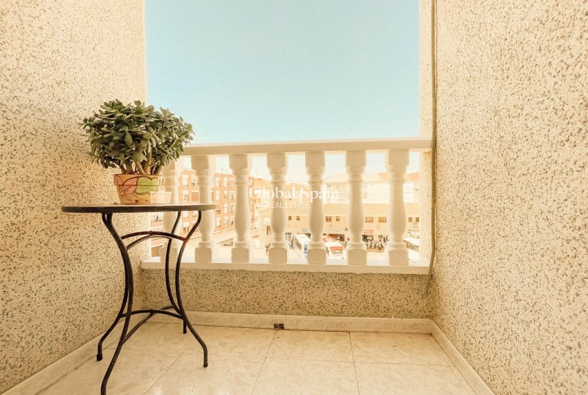 Wederverkoop - APPARTEMENT -
TORREVIEJA - Estacion de autobuses