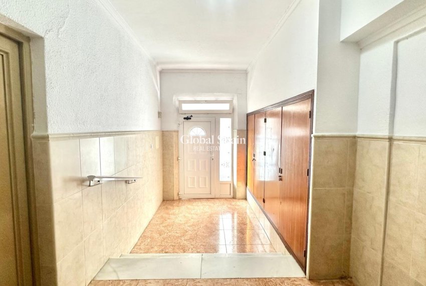 Wederverkoop - APPARTEMENT -
TORREVIEJA - Estacion de autobuses