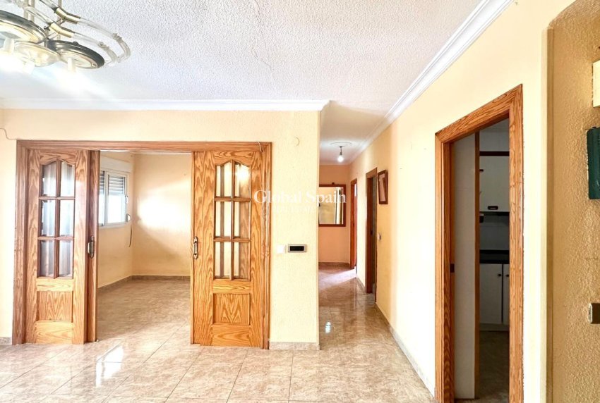 Wederverkoop - APPARTEMENT -
TORREVIEJA - Estacion de autobuses