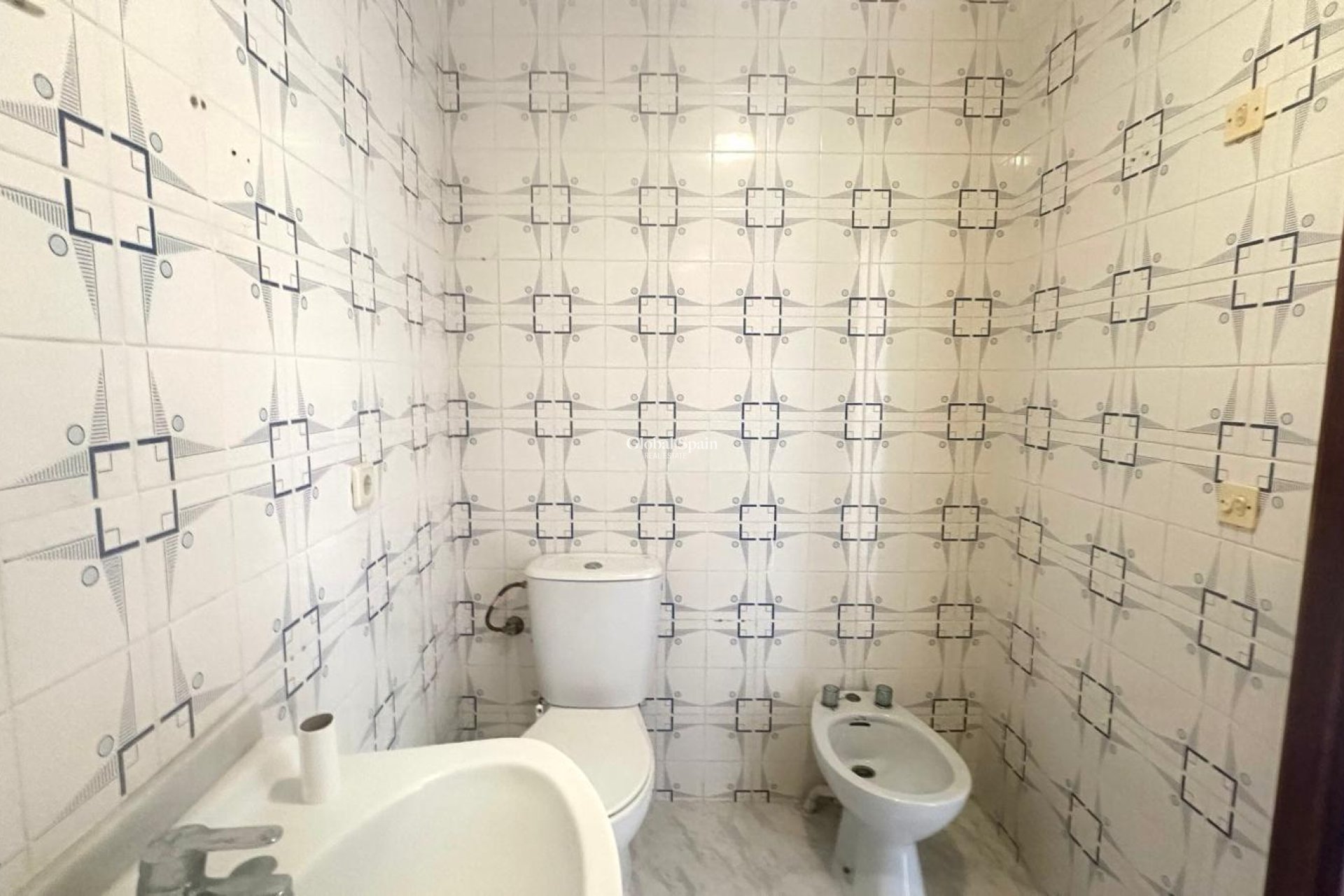 Wederverkoop - APPARTEMENT -
TORREVIEJA - Estacion de autobuses