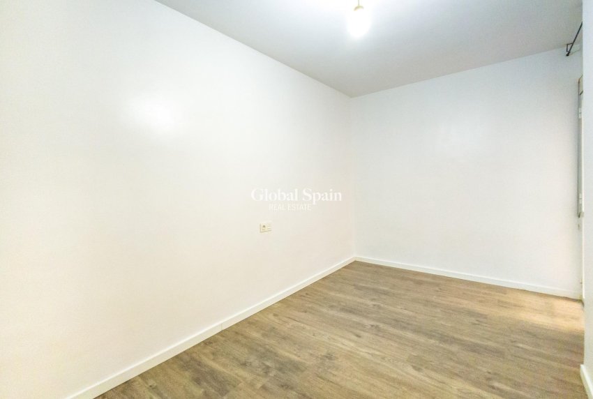 Wederverkoop - APPARTEMENT -
TORREVIEJA - Estacion de autobuses