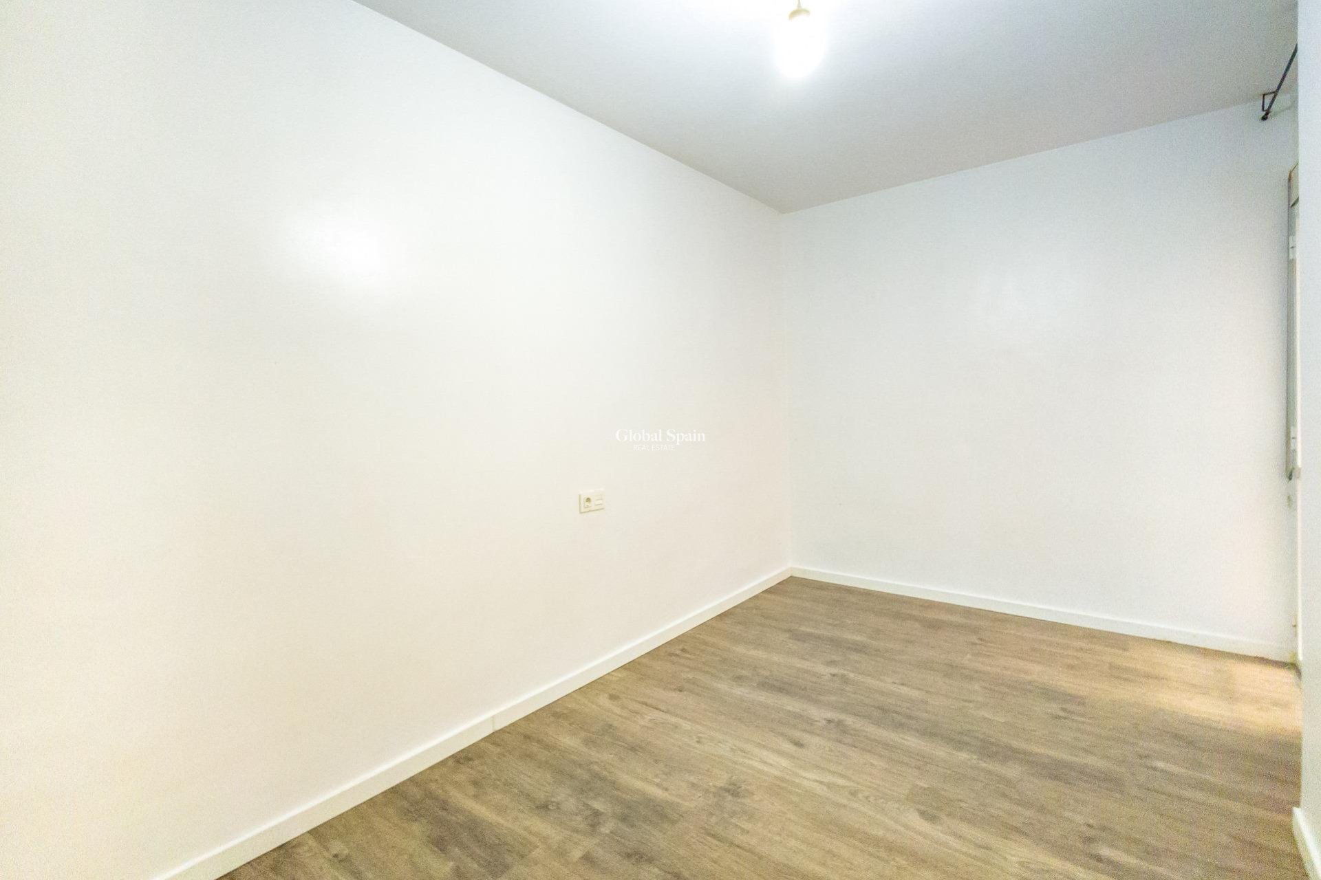 Wederverkoop - APPARTEMENT -
TORREVIEJA - Estacion de autobuses