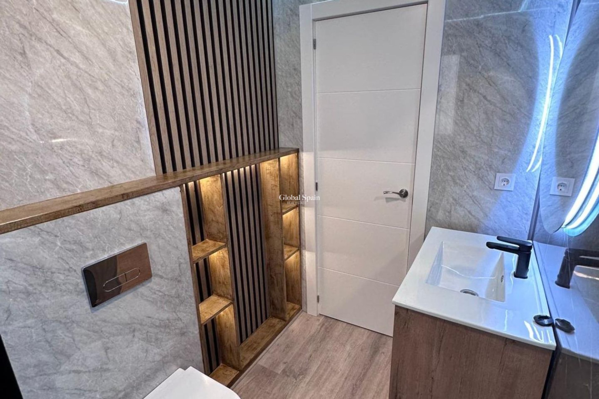 Wederverkoop - APPARTEMENT -
TORREVIEJA - Estacion de autobuses