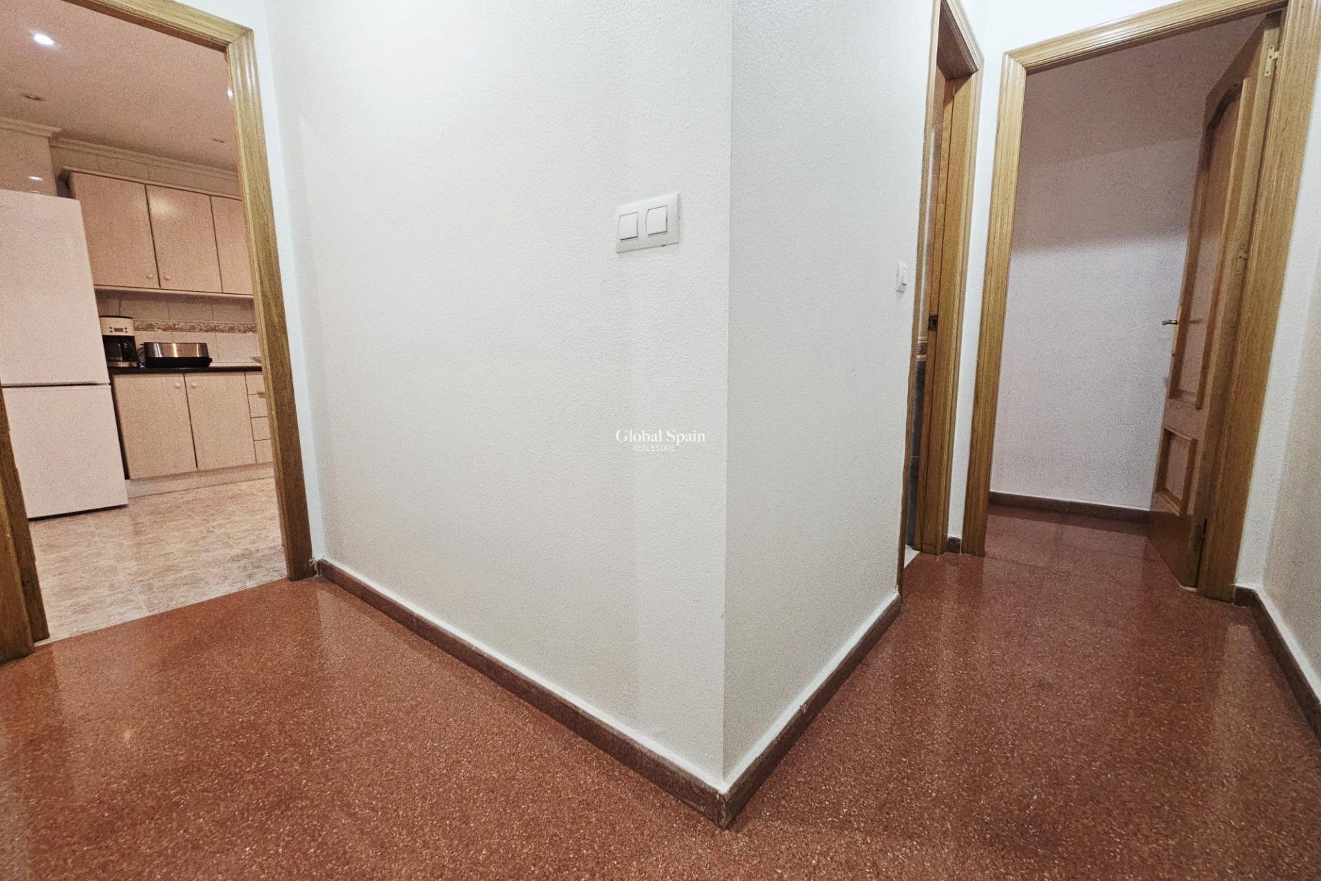 Wederverkoop - APPARTEMENT -
TORREVIEJA - Estacion de autobuses