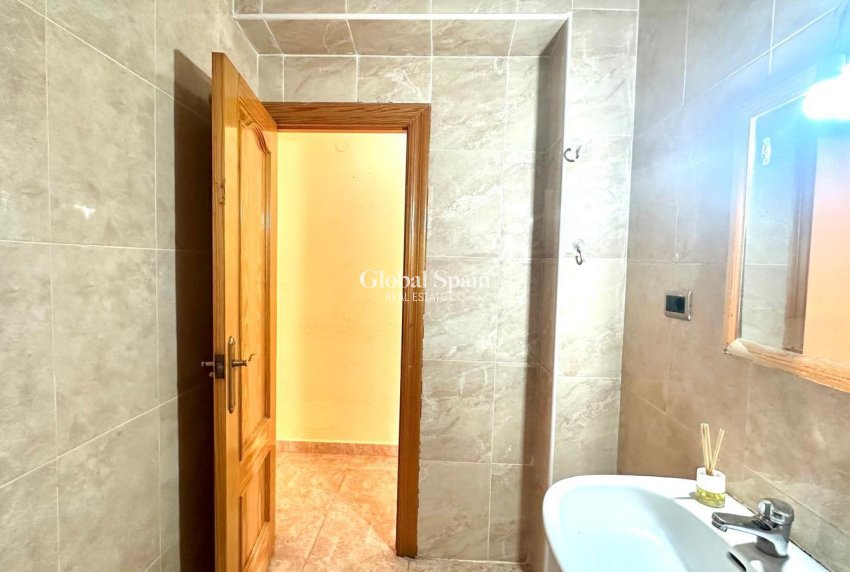 Wederverkoop - APPARTEMENT -
TORREVIEJA - Estacion de autobuses