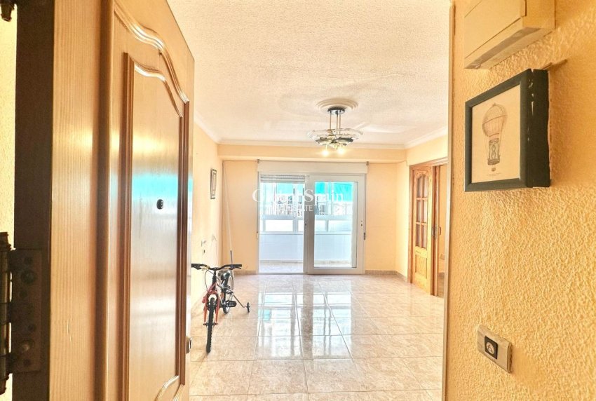 Wederverkoop - APPARTEMENT -
TORREVIEJA - Estacion de autobuses