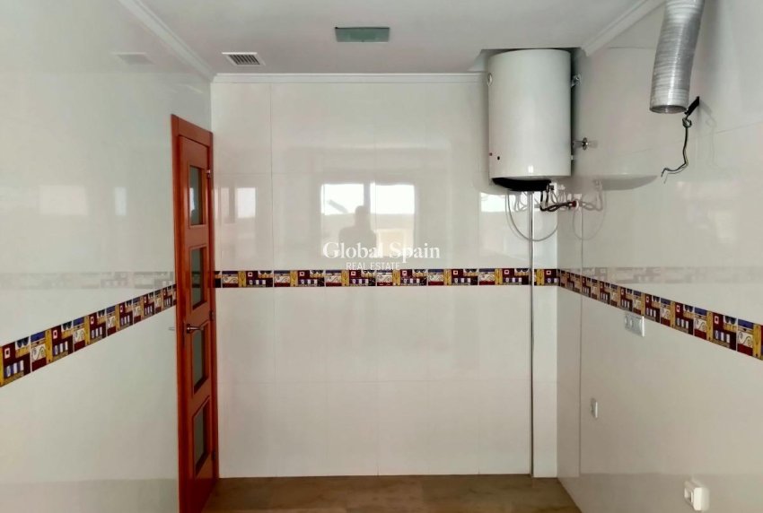 Wederverkoop - APPARTEMENT -
TORREVIEJA - Estacion de autobuses