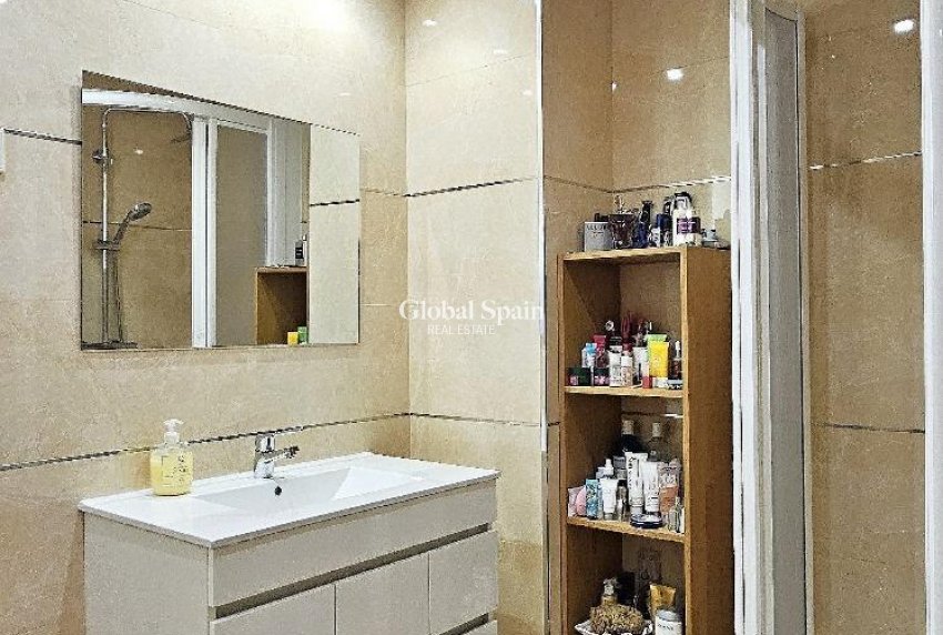 Wederverkoop - APPARTEMENT -
TORREVIEJA - Estacion de autobuses