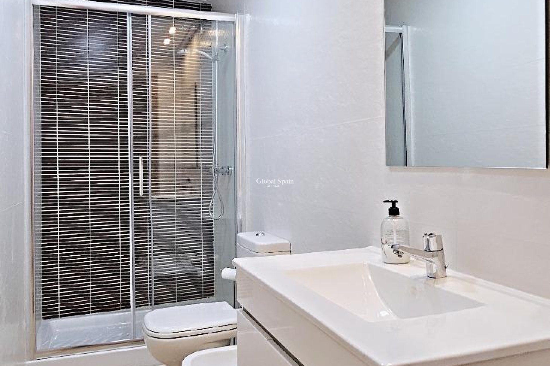 Wederverkoop - APPARTEMENT -
TORREVIEJA - Estacion de autobuses