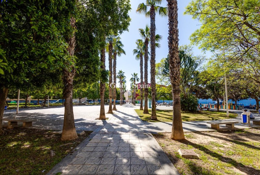 Wederverkoop - APPARTEMENT -
TORREVIEJA - Estacion de autobuses