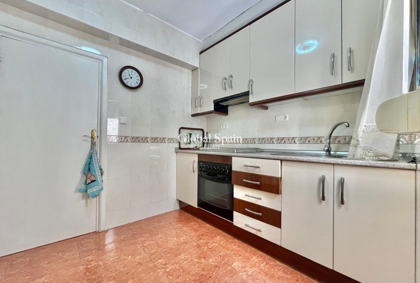 Wederverkoop - APPARTEMENT -
TORREVIEJA - Estacion de autobuses