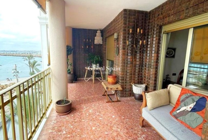 Wederverkoop - APPARTEMENT -
TORREVIEJA - Estacion de autobuses