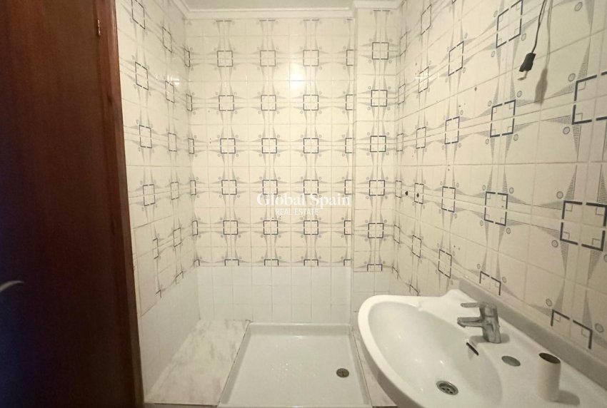 Wederverkoop - APPARTEMENT -
TORREVIEJA - Estacion de autobuses