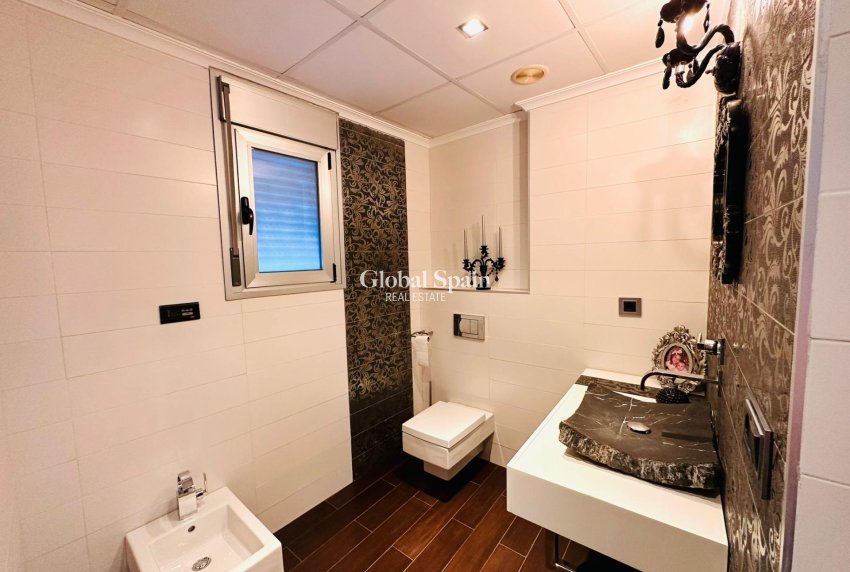 Wederverkoop - APPARTEMENT -
TORREVIEJA - Estacion de autobuses