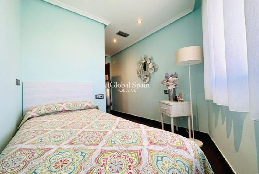 Wederverkoop - APPARTEMENT -
TORREVIEJA - Estacion de autobuses