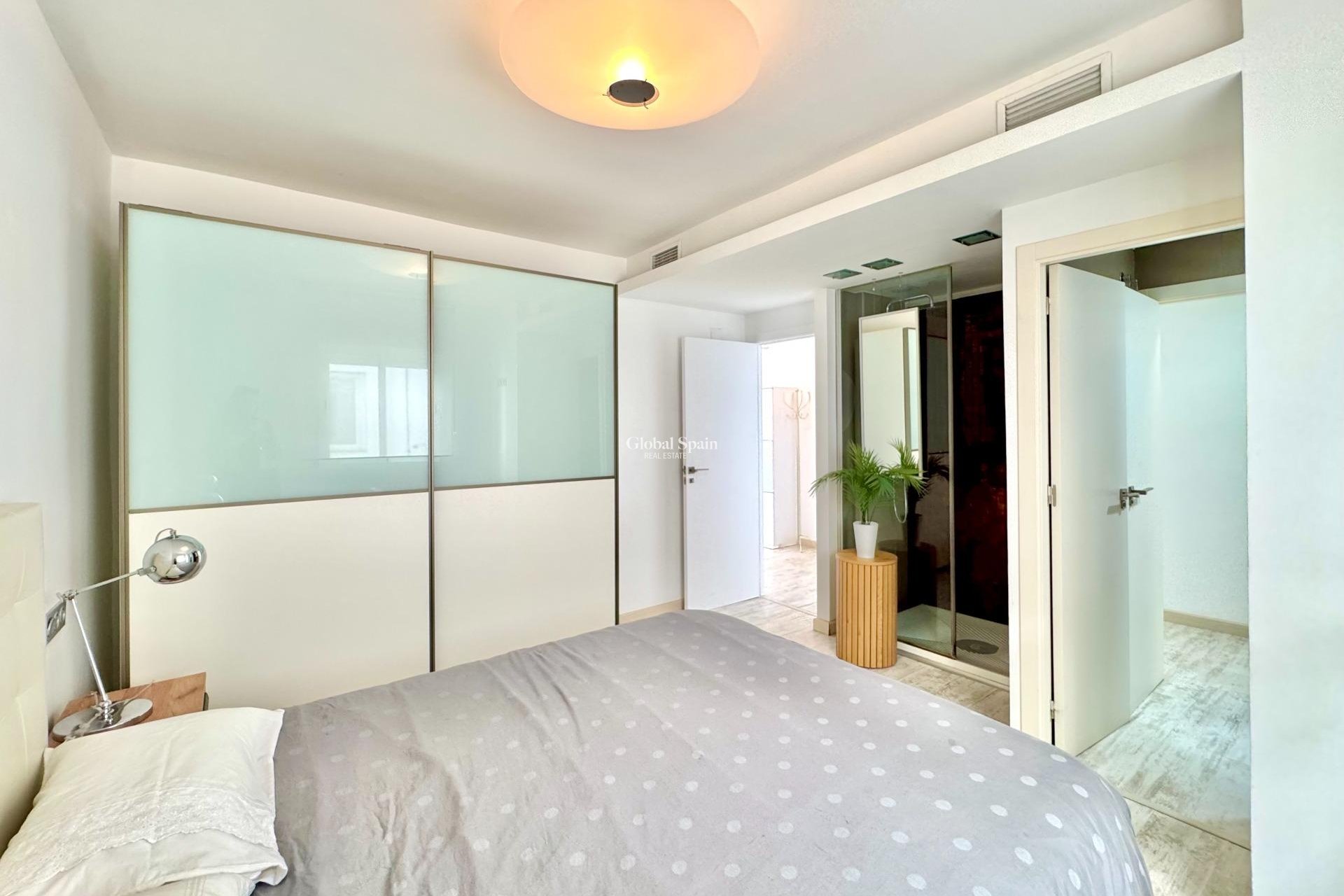 Wederverkoop - APPARTEMENT -
TORREVIEJA - Estacion de autobuses