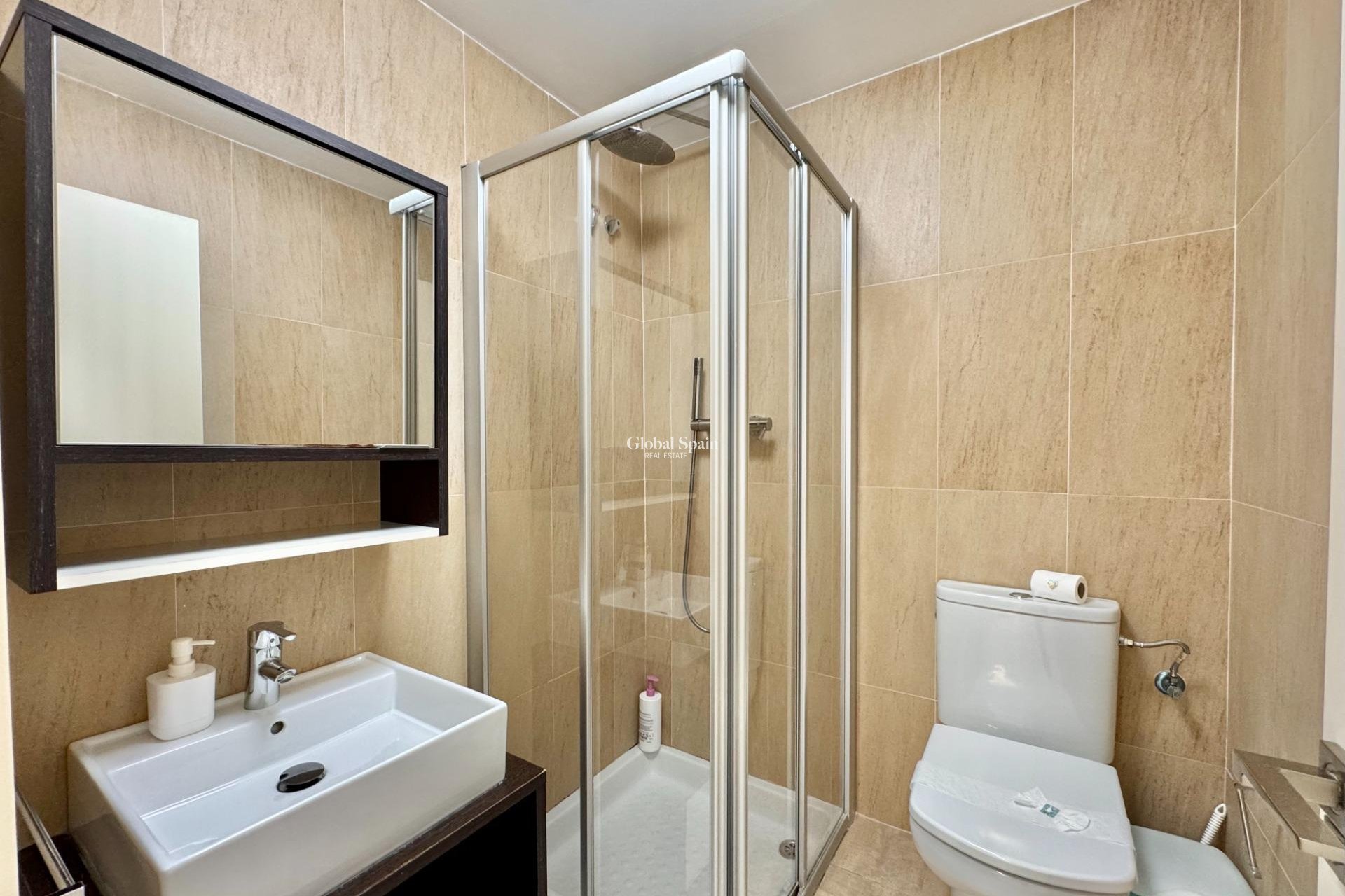 Wederverkoop - APPARTEMENT -
TORREVIEJA - Estacion de autobuses