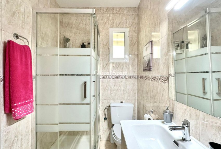 Wederverkoop - APPARTEMENT -
TORREVIEJA - Estacion de autobuses