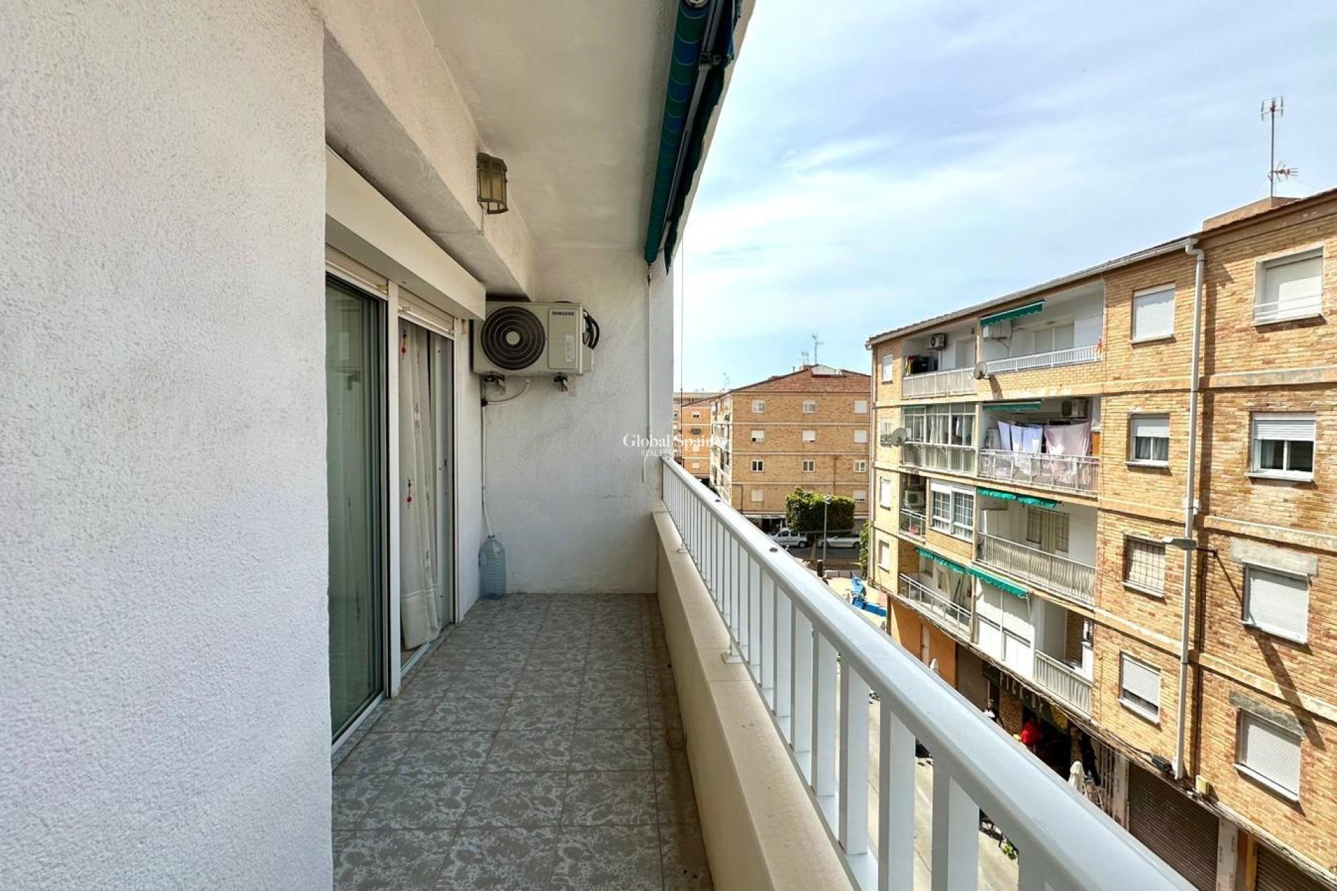 Wederverkoop - APPARTEMENT -
TORREVIEJA - Estacion de autobuses
