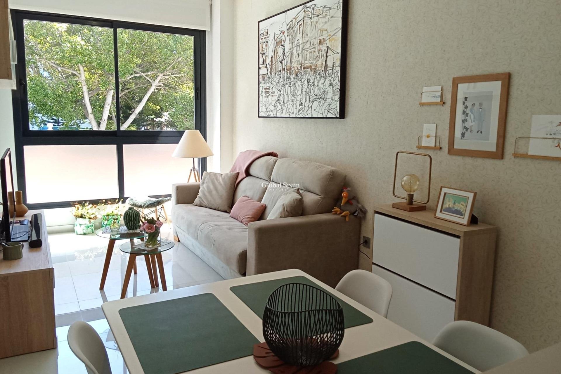 Wederverkoop - APPARTEMENT -
TORREVIEJA - Estacion de autobuses