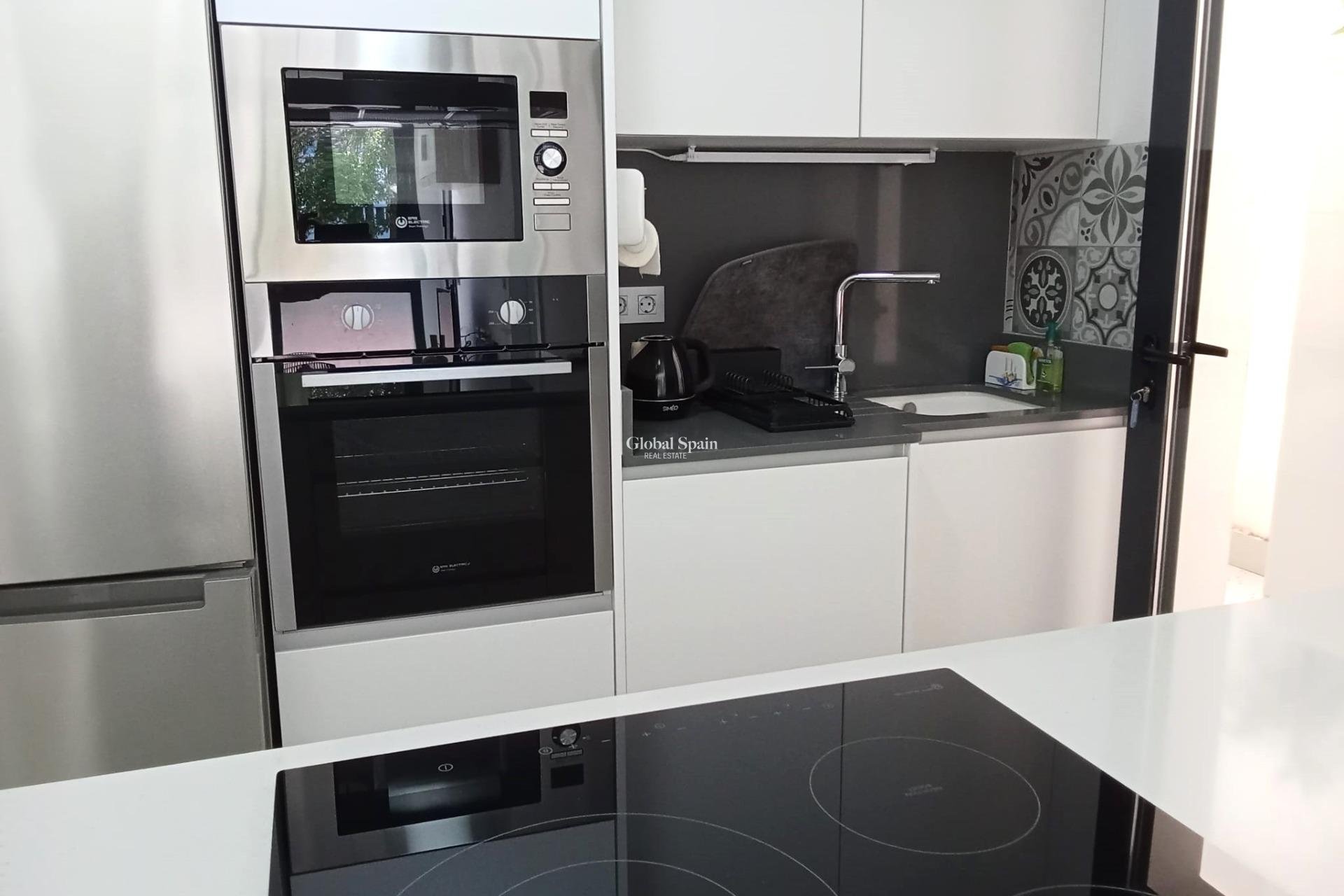 Wederverkoop - APPARTEMENT -
TORREVIEJA - Estacion de autobuses