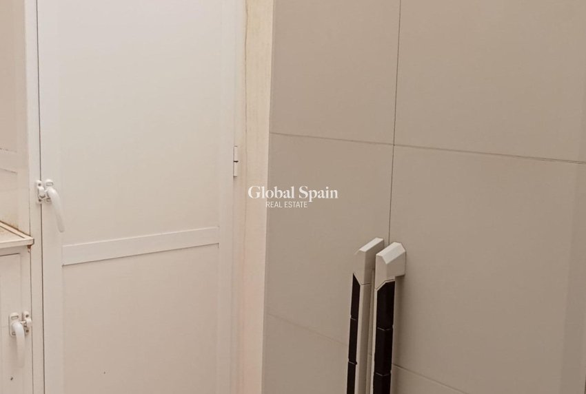Wederverkoop - APPARTEMENT -
TORREVIEJA - Estacion de autobuses