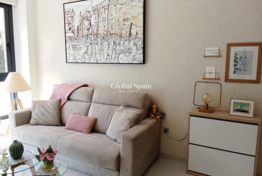 Wederverkoop - APPARTEMENT -
TORREVIEJA - Estacion de autobuses