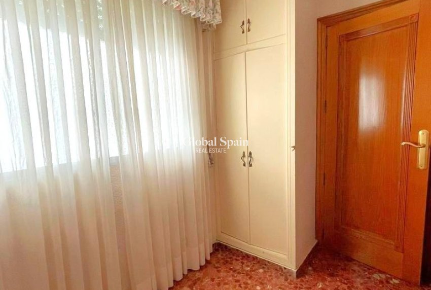 Wederverkoop - APPARTEMENT -
TORREVIEJA - Estacion de autobuses