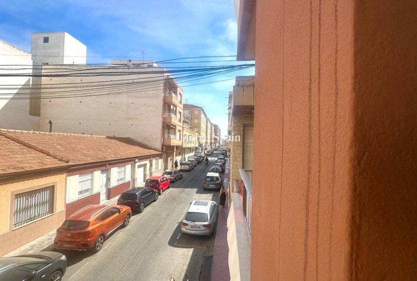 Wederverkoop - APPARTEMENT -
TORREVIEJA - Estacion de autobuses