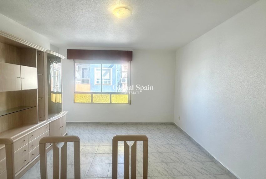 Wederverkoop - APPARTEMENT -
TORREVIEJA - Estacion de autobuses