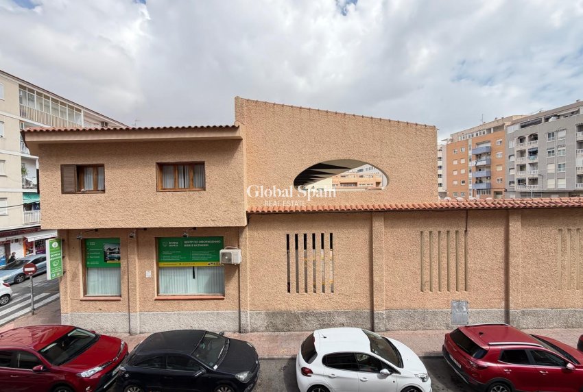 Wederverkoop - APPARTEMENT -
TORREVIEJA - Estacion de autobuses