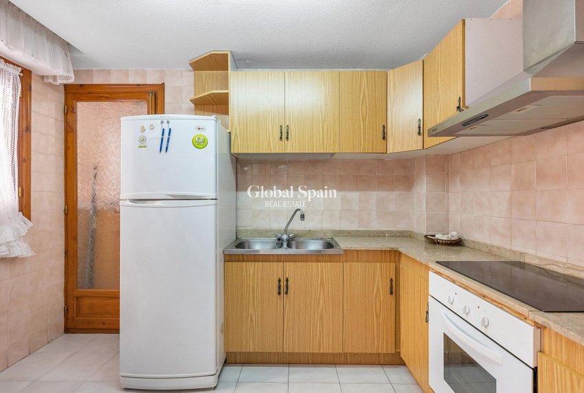 Wederverkoop - APPARTEMENT -
TORREVIEJA - Estacion de autobuses