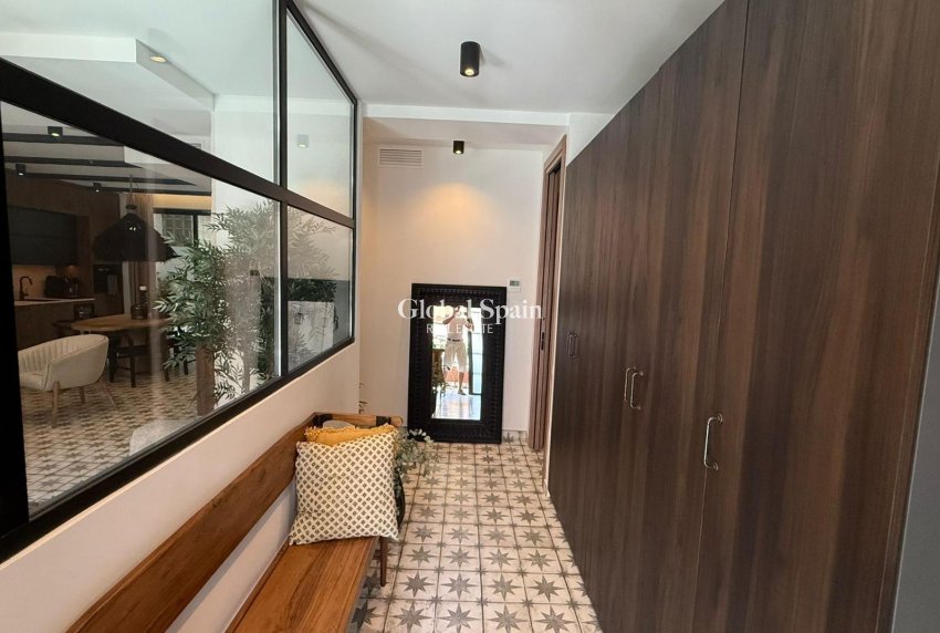 Wederverkoop - APPARTEMENT -
TORREVIEJA - Estacion de autobuses