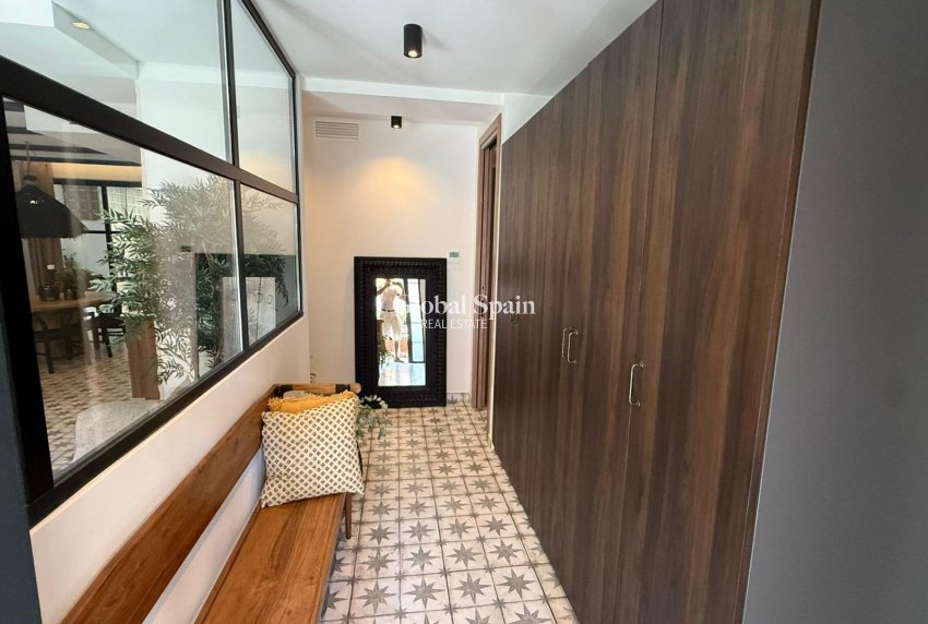 Wederverkoop - APPARTEMENT -
TORREVIEJA - Estacion de autobuses