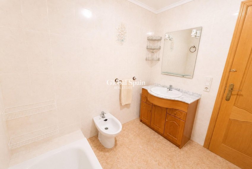 Wederverkoop - APPARTEMENT -
TORREVIEJA - Estacion de autobuses